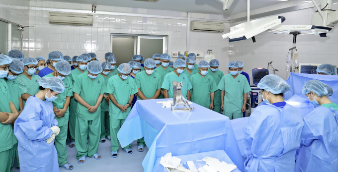 Các y bác sĩ cúi đầu tri ân chàng trai 18 tuổi chết não hiến tạng tại Bệnh viện Thống Nhất, trước khi phẫu thuật lấy các mô tạng ra khỏi cơ thể và chuyển đi các trung tâm ghép tạng, ngày 24-11. Ảnh: Bệnh viện cung cấp