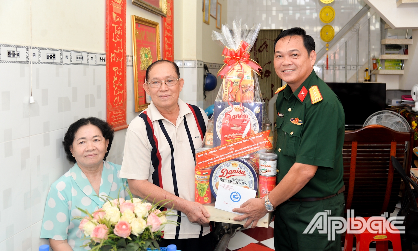 Đại tá Phạm Văn Thanh thăm, tặng quà Đại tá Phạm Văn Hợp, nguyên Phó Hiệu trưởng Trường Quân sự tỉnh Tiền Giang