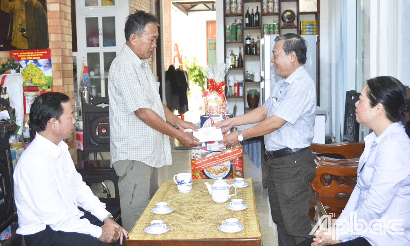 Đồng chí Nguyễn Ngọc Trầm thăm, tặng quà Đại tá Ngô Văn Chính, nguyên Chủ nhiệm Kỹ thuật, Bộ CHQS tỉnh, ngụ phường 6