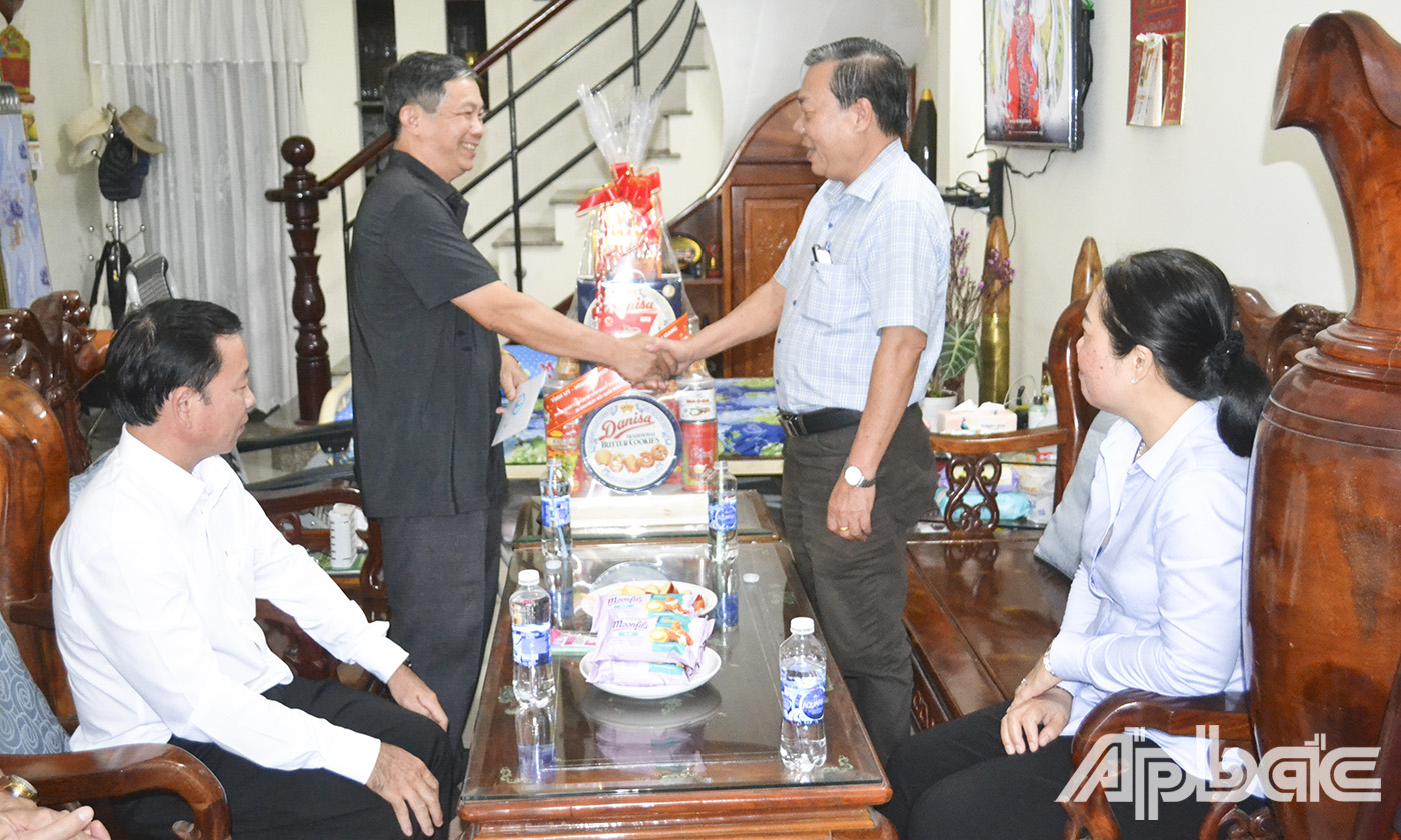 Đồng chí Nguyễn Ngọc Trầm thăm, tặng quà Đại tá Nguyễn Văn Dũng, nguyên Chủ nhiệm Kỹ thuật, Bộ CHQS tỉnh.