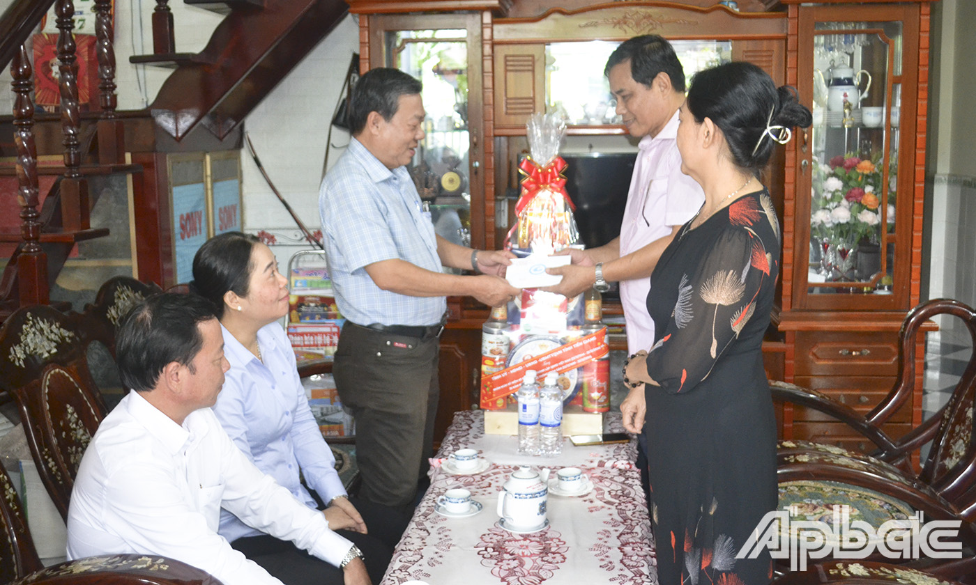 Đồng chí Nguyễn Ngọc Trầm thăm, tặng quà Thượng tá Võ Chiến Thắng, nguyên Trưởng ban Quân lực, Phòng Tham mưu, Bộ CHQS tỉnh.