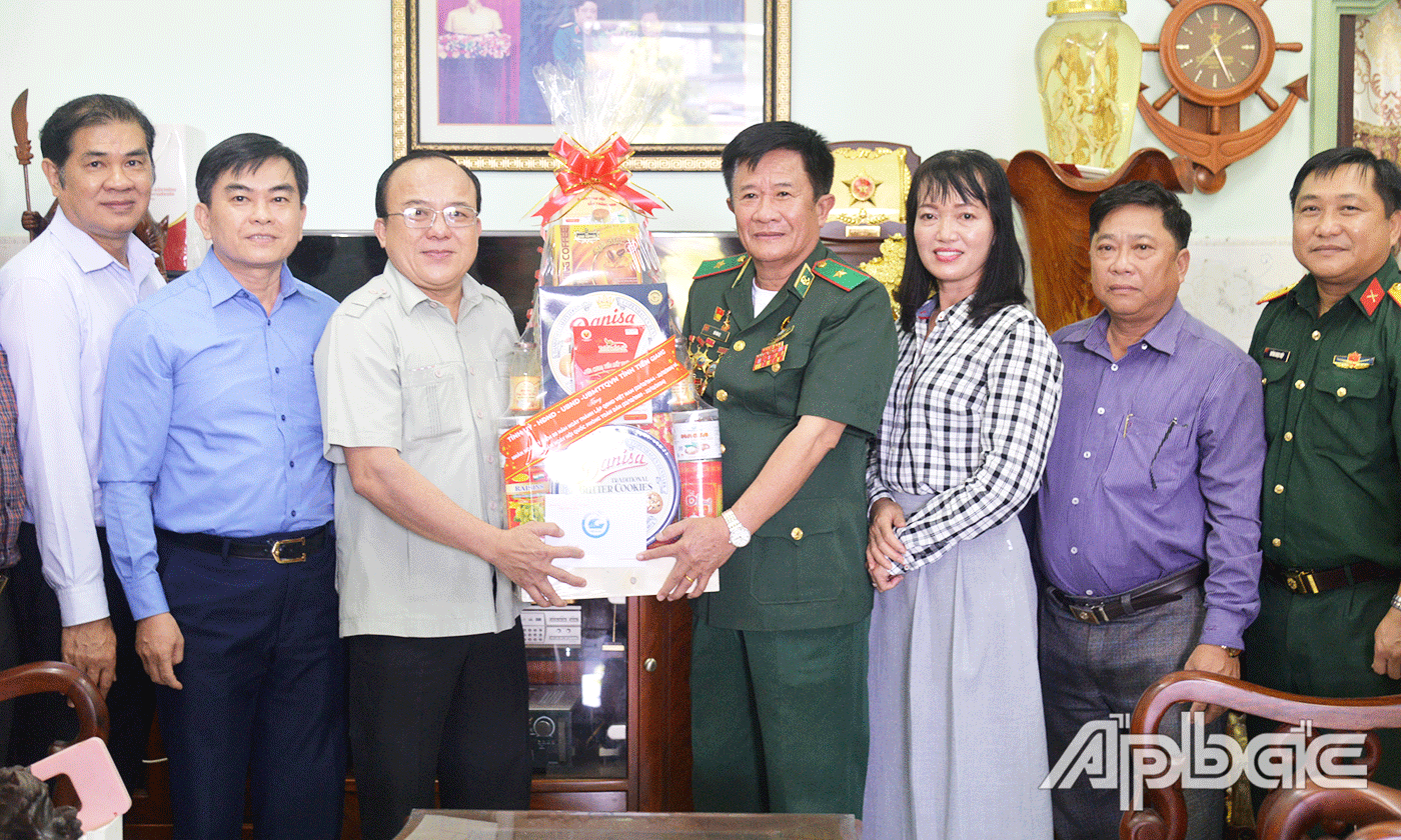 Đoàn thăm, tặng quà cho Thiếu tướng Võ Văn Lẹ, nguyên Phó Chủ nhiệm chính trị, Cục Chính trị, Bộ Tư lệnh Bộ đội Biên phòng.