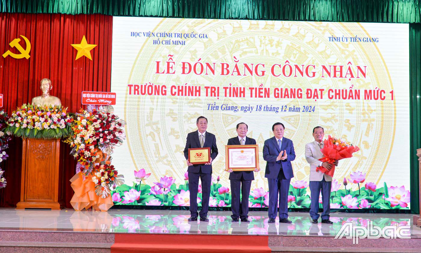 Giáo sư, Tiến sĩ Nguyễn Xuân Thắng, Ủy viên Bộ Chính trị, Giám đốc Học viện Chính trị Quốc gia Hồ Chí Minh, Chủ tịch Hội đồng Lý luận Trung ương