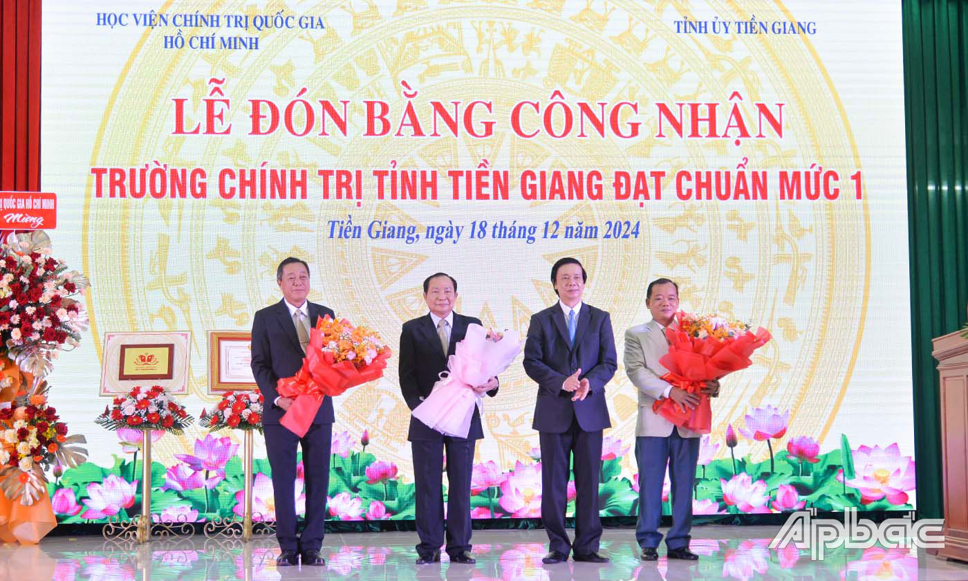 Đồng chí Nguyễn Văn Danh, Ủy viên Ban Chấp hành Trung ương Đảng, Bí thư Tỉnh ủy Tiền Giang, Trưởng đoàn Đại biểu Quốc hội tỉnh Tiền Giang tặng hoa cho Ban Giám hiệu nhà trường tại Lễ đón bằng công nhận Trường Chính trị tỉnh Tiền Giang đạt chuẩn mức 1. 