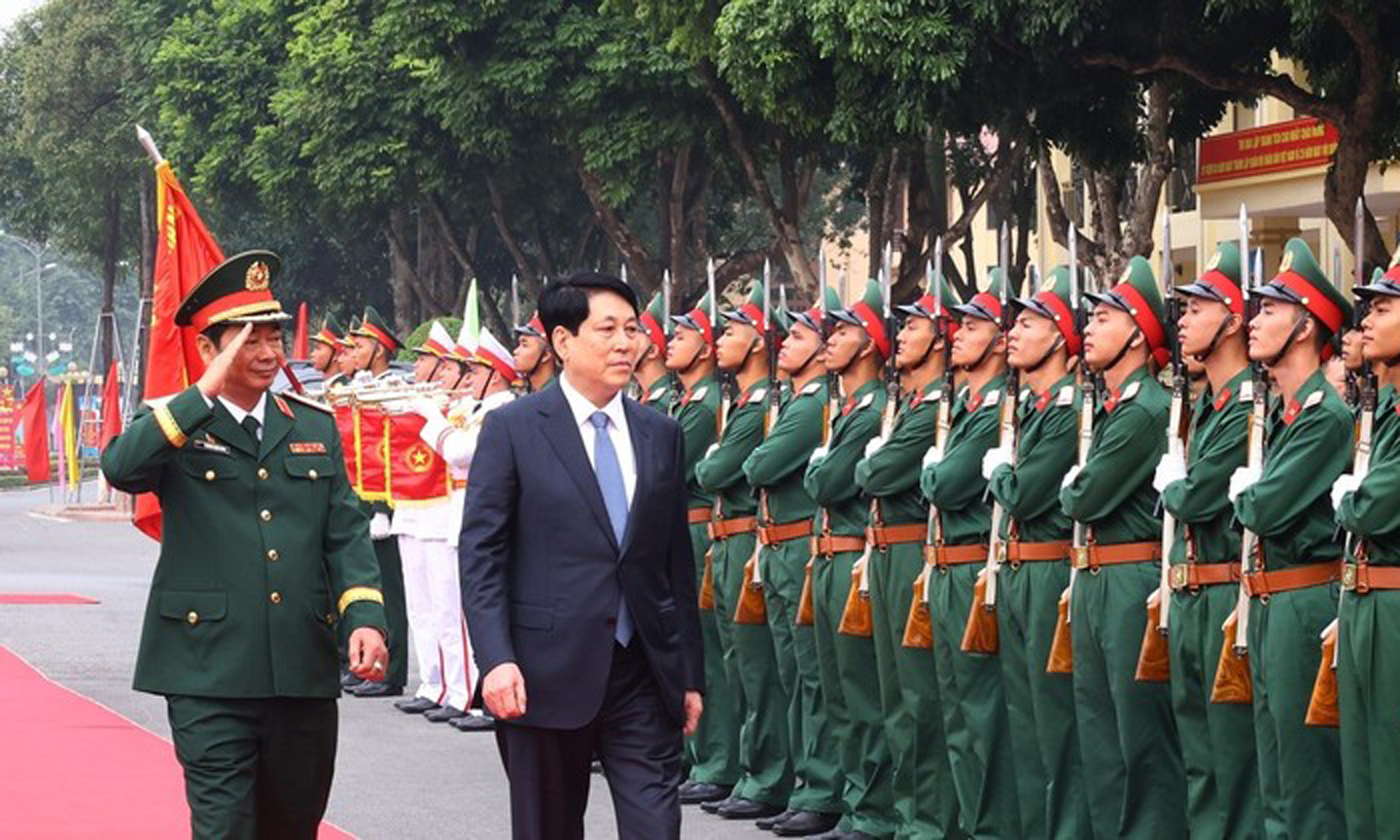 State President Luong Cuong reviews the guard of honour (Photo: VNA).