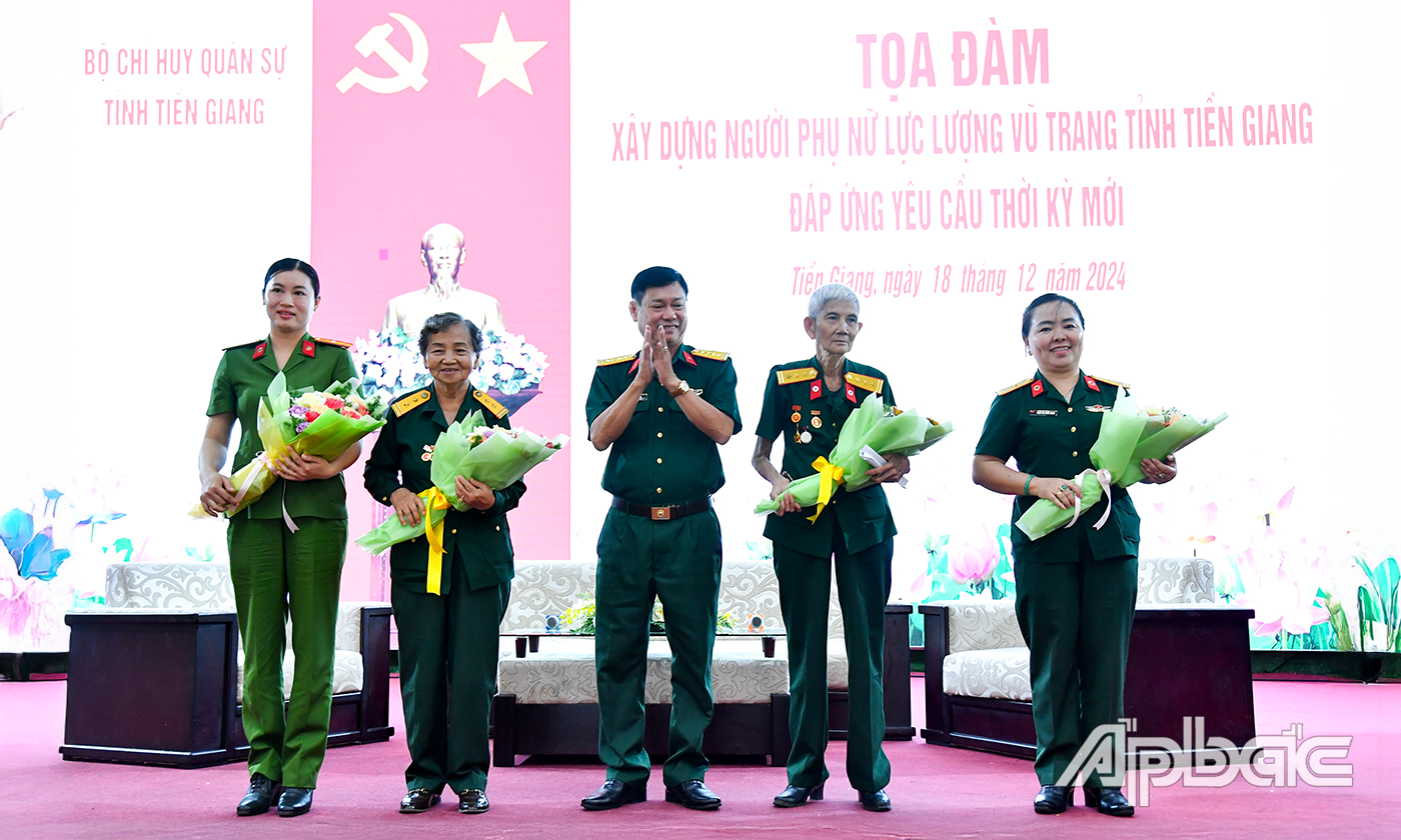 Đại tá Cao Văn Thảo, Phó Chính ủy Bộ CHQS tỉnh Tiền Giang tặng hoa cho các nữ Anh hùng LLVT nhân dân và đại diện phụ nữ LLVT Tiền Giang tiêu biểu.