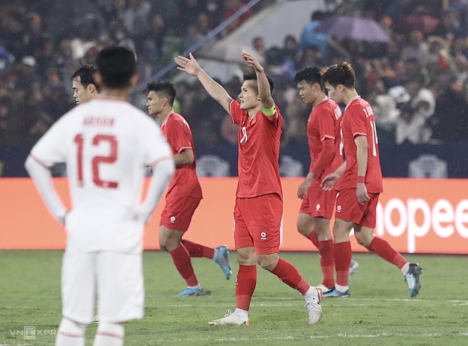 Nguyễn Quang Hải (giữa) mừng bàn thắng giúp Việt Nam thắng Indonesia 1-0 ở lượt ba bảng B ASEAN Cup 2024, vào ngày 15-12 tại sân Việt Trì. Ảnh: Hiếu Lương