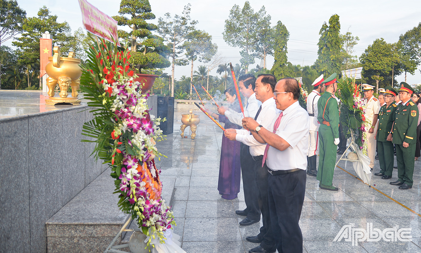 Lãnh đạo tỉnh thắp hương tại Đài tưởng niệm Nghĩa trang Liệt sĩ tỉnh.