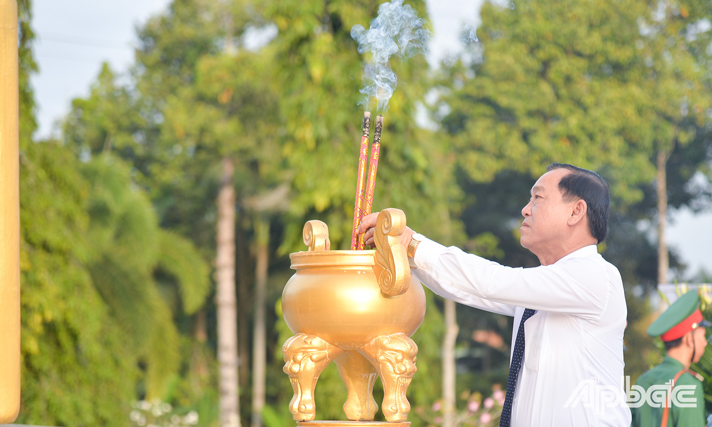 Đồng chí Nguyễn Văn Vĩnh thắp hương tại Đài tưởng niệm Nghĩa trang Liệt sĩ tỉnh.