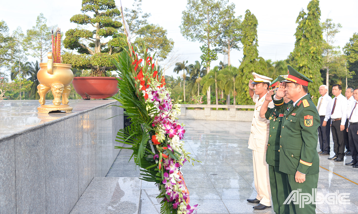 Lực lượng vũ trang và Hội Cựu chiến binh tỉnh thắp hương tại Đài tưởng niệm Nghĩa trang Liệt sĩ tỉnh.