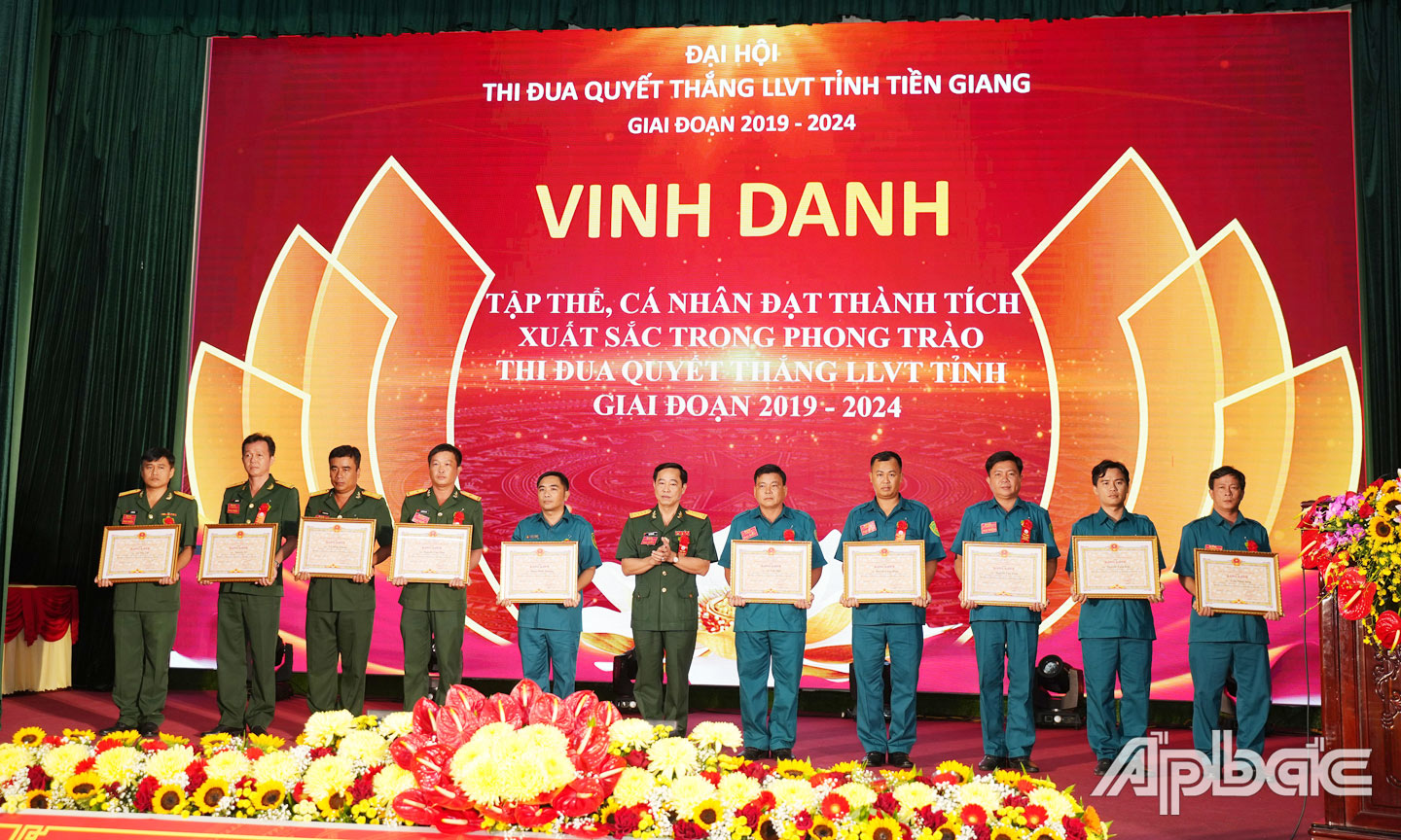 Đại tá Mai Văn Hòa, Tỉnh ủy viên, Chính ủy Bộ CHQS tỉnh Tiền Giang trao Bằng khen của Chủ tịch UBND tỉnh cho các cá nhân trong phong trào thi đua Quyết thắng LLVT tỉnh giai đoạn 2019 – 2024. Ảnh: TRỌNG THỨC