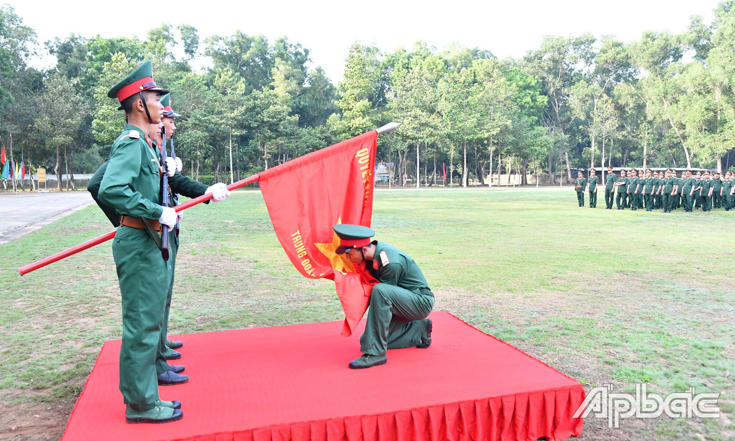 Chiến sĩ mới Trung đoàn Bộ binh 924, Bộ Chỉ huy Quân sự tỉnh Tiền Giang thực hiện nghi thức hôn Quân kỳ Quyết thắng. 	                                                                                                                                   Ảnh: THANH LÂM