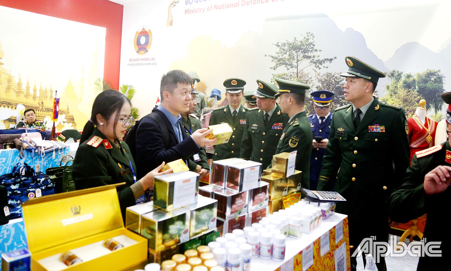 Các đại biểu tham quan các gian trưng bày giới thiệu văn hóa,đất nước, con người các nước tham dự Triển-lãm