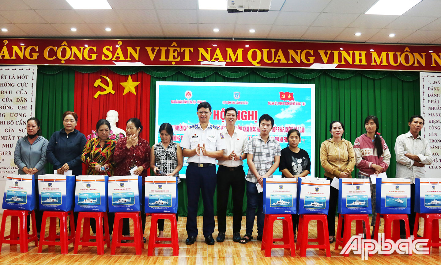 Đại tá Cao Xuân Quận và lãnh đạo Ban Dân vận thành phố Vũng Tàu trao quà cho các gia đình chính sách, ngư dân có hoàn cảnh khó khăn