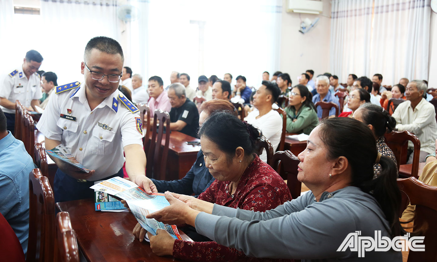 Phát tờ rơi tuyên truyền