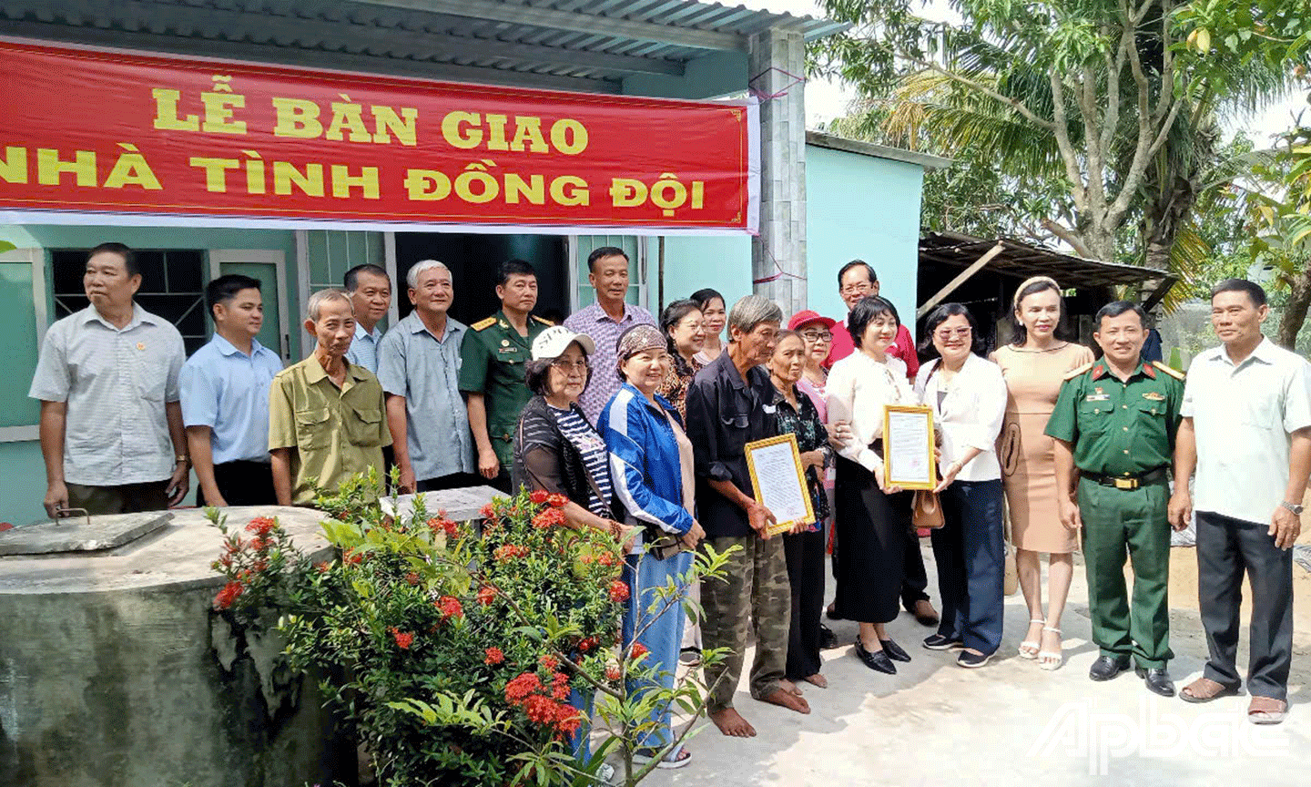 lễ trao tặng nhà tình đồng đội cho ông Trần Kim Sang