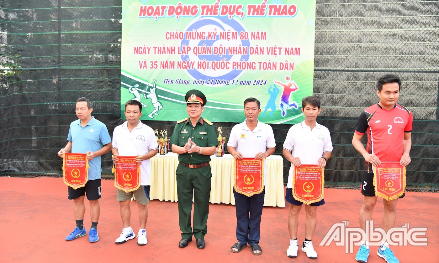 Đại tá Phạm Văn Thanh, Chỉ huy trưởng Bộ Chỉ huy Quân sự tỉnh Tiền Giang tặng Cờ lưu niệm cho các đơn vị.