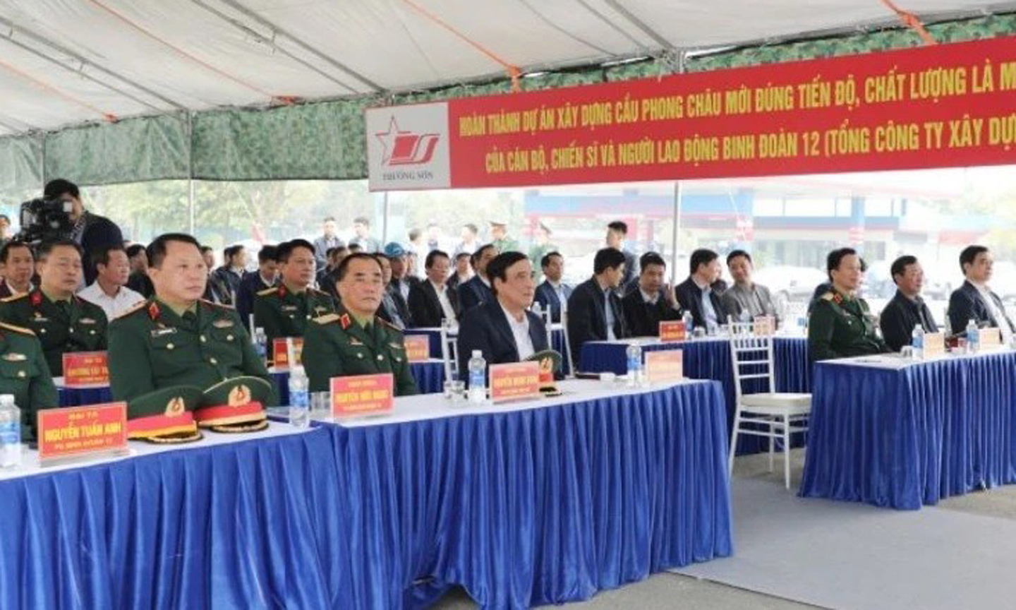 Delegates attend the groundbreaking ceremony of the new Phong Chau Bridge.