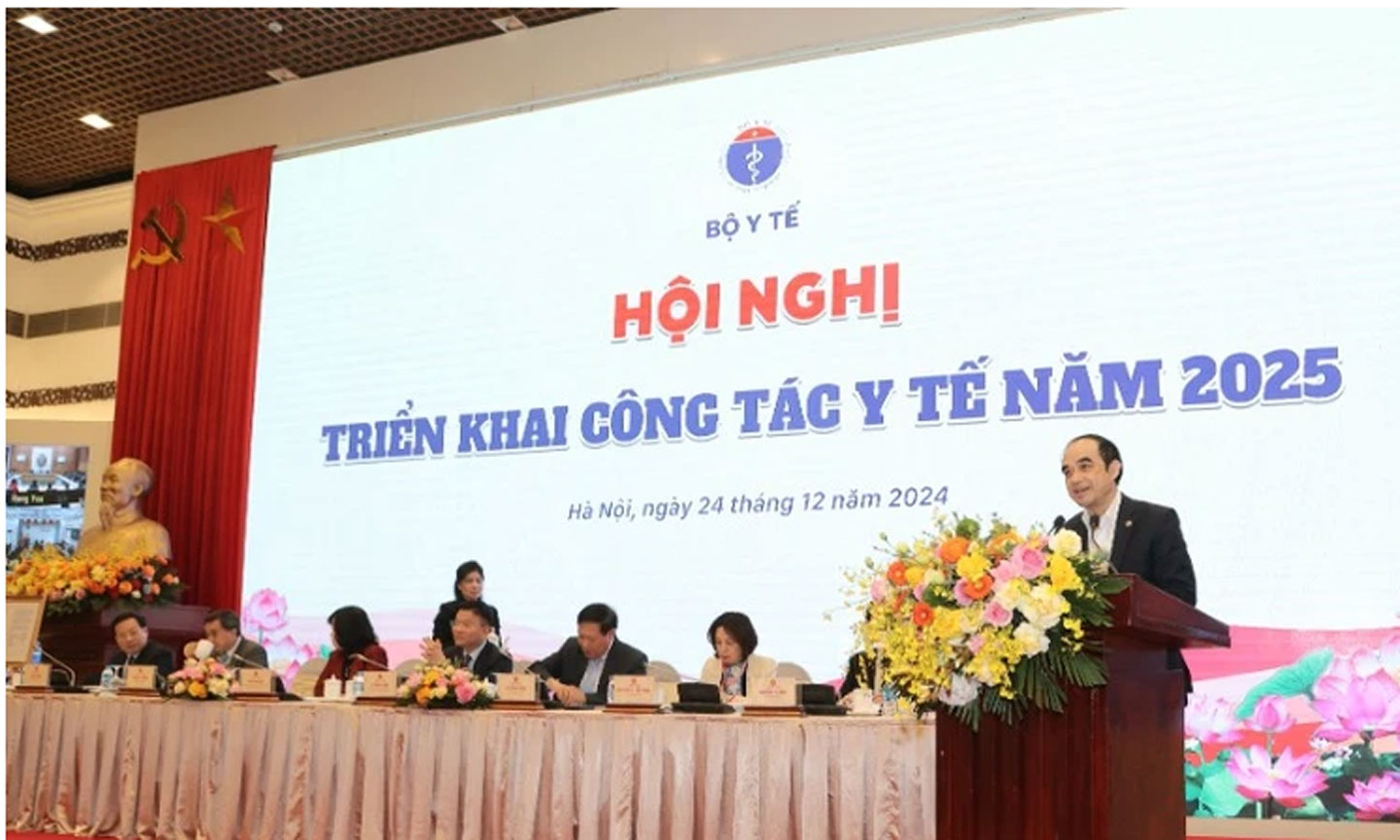 GS, TS Nguyễn Hữu Tú, Hiệu trưởng Trường đại học Y Hà Nội phát biểu ý kiến tại hội nghị.