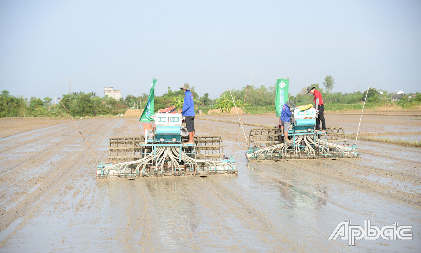 HTX Nông nghiệp tổng hợp Hòa Thạnh trình diễn mô hình canh tác lúa phát thải thấp.