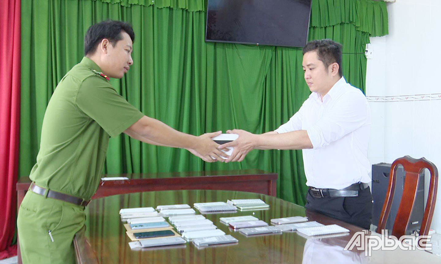 Công an huyện Châu Thành trao trả tài sản cho anh Phạm Thanh Tuấn.  	                                                                                                               Ảnh: THANH VIỆT