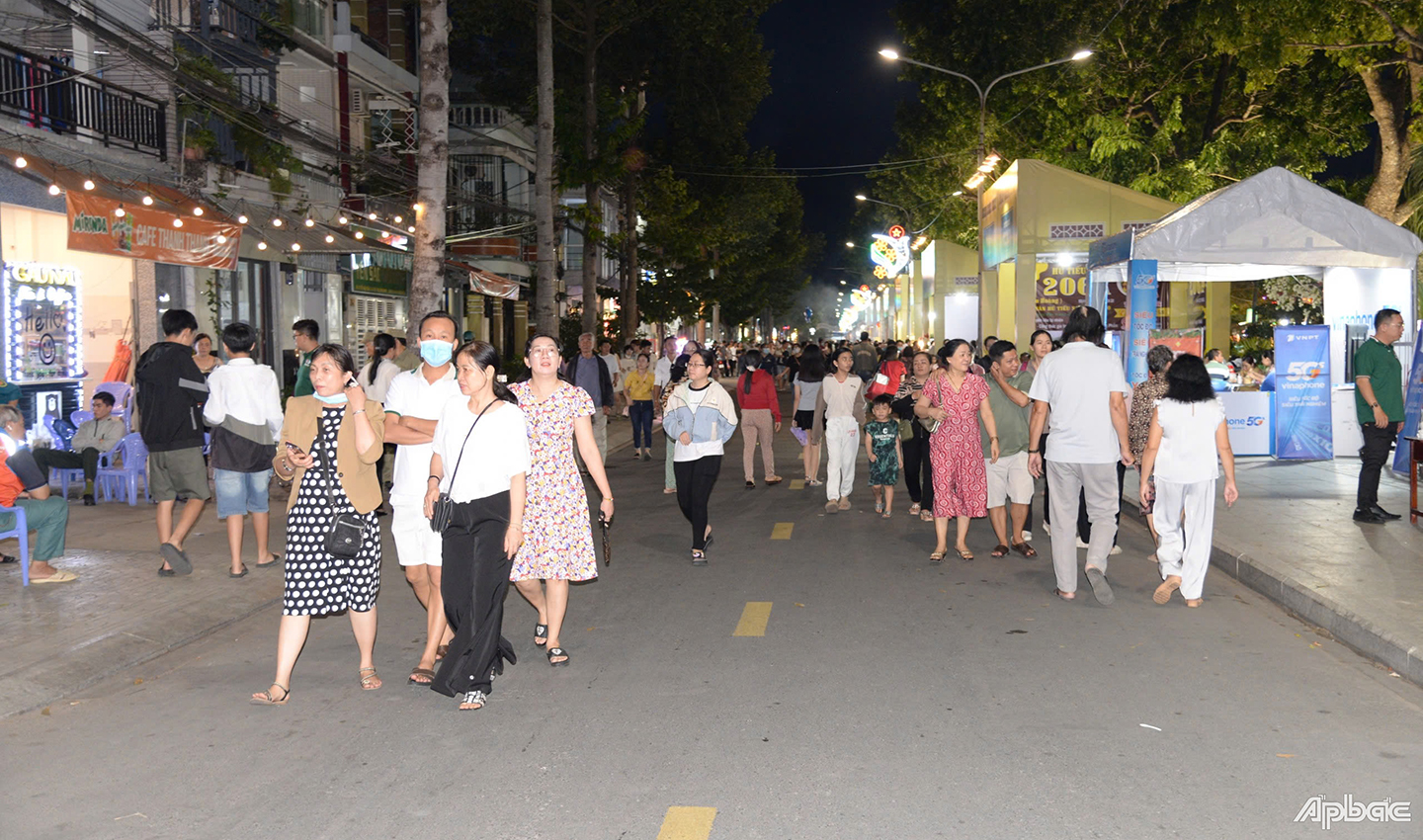 Mỗi đêm hàng chục ngàn người đã tập trung về khu vực Công viên Tết Mậu Thân tham gia lễ hội