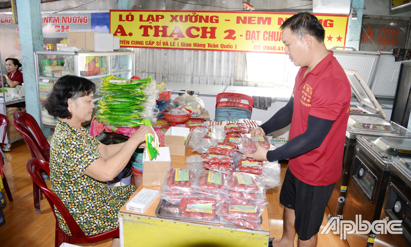 Những ngày qua, hộ kinh doanh A Thạch đã bắt đầu tăng sản lượng lạp xưởng sản xuất để phục vụ tết. 