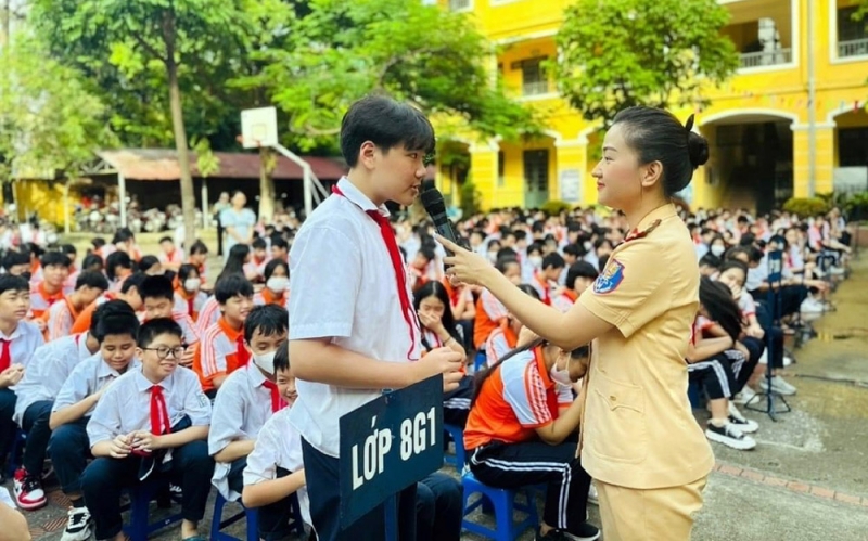 CSGT Công an TP Hà Nội tăng cường tuyên truyền phổ biến pháp luật về an toàn giao thông cho các học sinh trên địa bàn. Ảnh minh họa: cand.com.vn