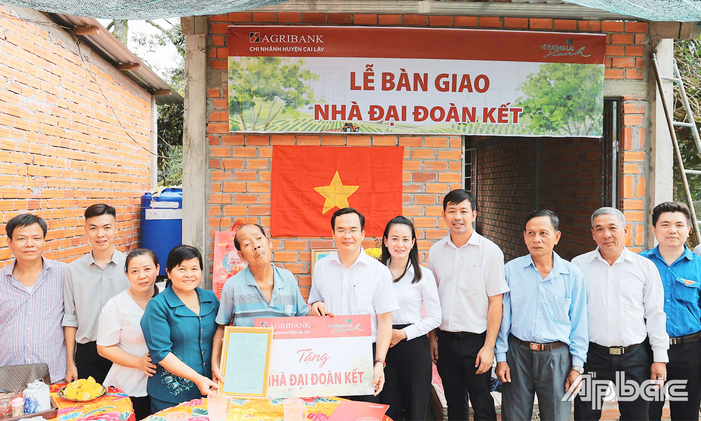 Phó Giám đốc Ngân hàng Agribank chi nhánh Tiền Giang trao nhà “Đại Đoàn kết” cho ông Phan Văn Tròn ở xã Long Trung (huyện Cai Lậy) 