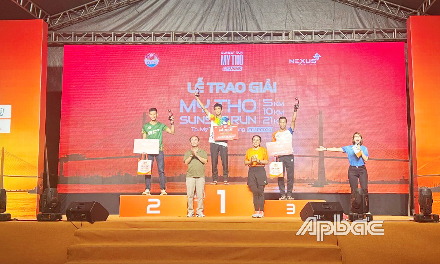 (Bà Nguyễn Thị Tuyết – Giám đốc Vietcombank Tiền Giang (hàng thứ nhất, vị trí thứ 2 từ trái qua) trao giải thưởng cho vận động viên đạt giải)