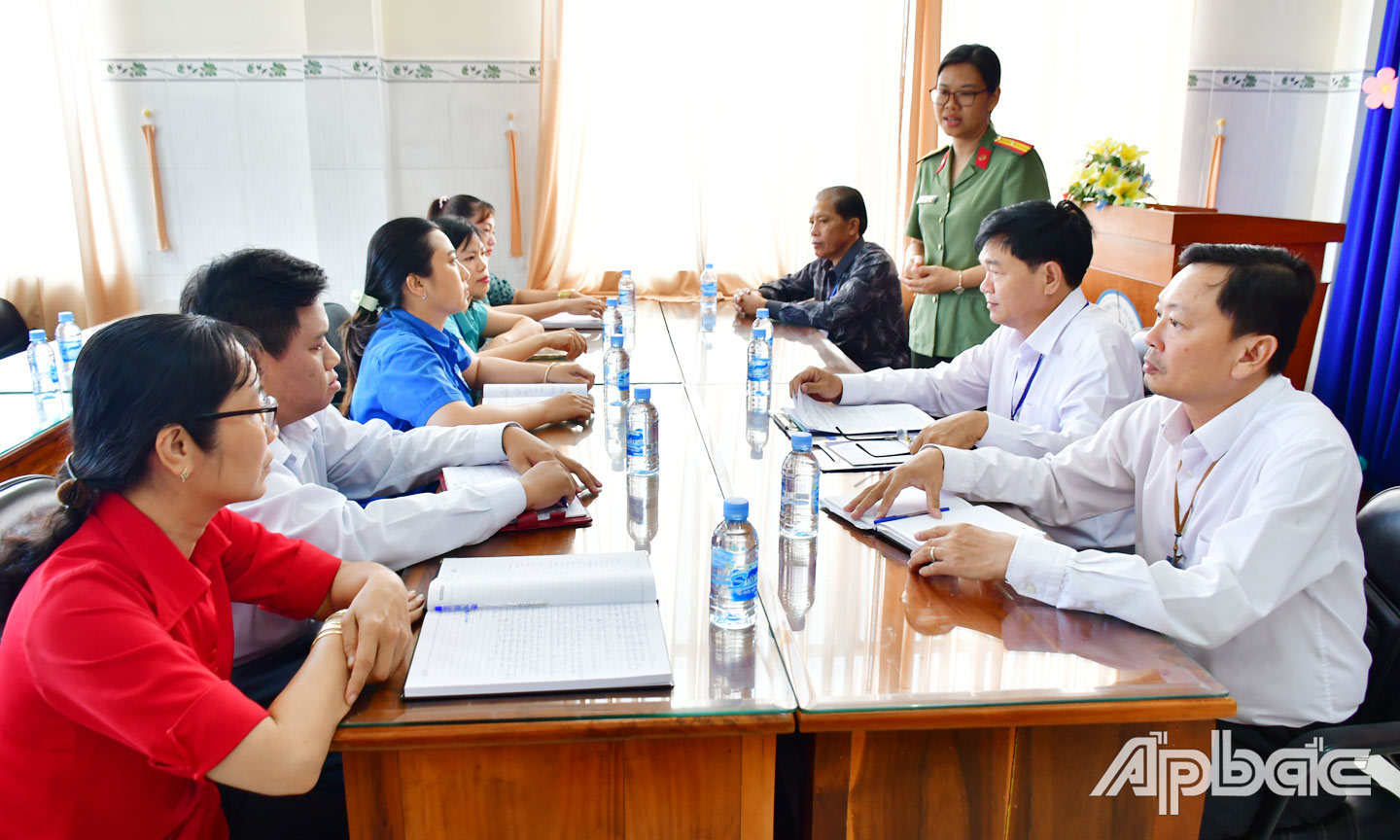 Cán bộ Phòng An ninh đối ngoại, Công an tỉnh Tiền Giang tuyên truyền tại Trung tâm Phát triển du lịch Tiền Giang.