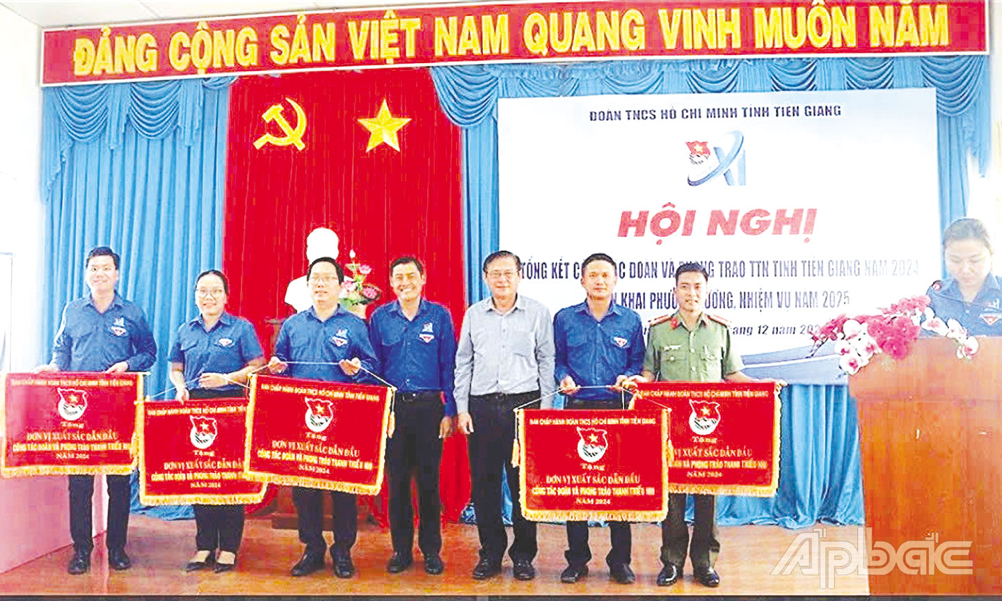 Tỉnh đoàn trao tặng Cờ thi đua “Đơn vị xuất sắc dẫn đầu công tác Đoàn và phong trào thanh thiếu nhi” năm 2024 cho các đơn vị (trong ảnh: Đoàn Khối thứ 3 từ trái qua).