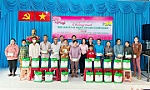 Ngân hàng Chính sách xã hội tỉnh Tiền Giang tặng quà Tết cho các hộ nghèo, hộ cận nghèo