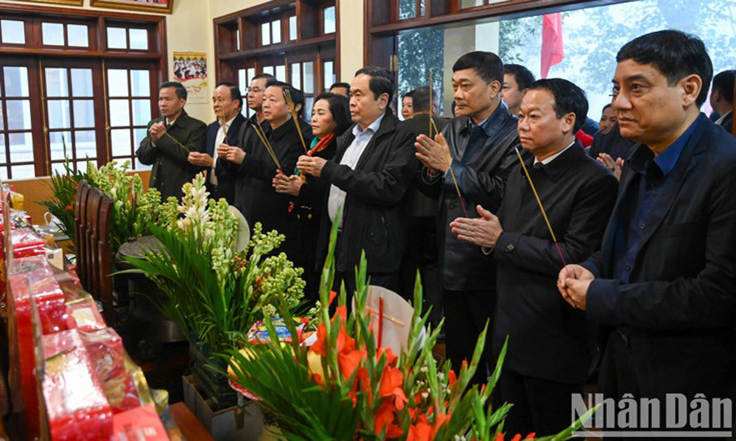 NA Chairman offers incense in tribute to President Ho Chi Minh