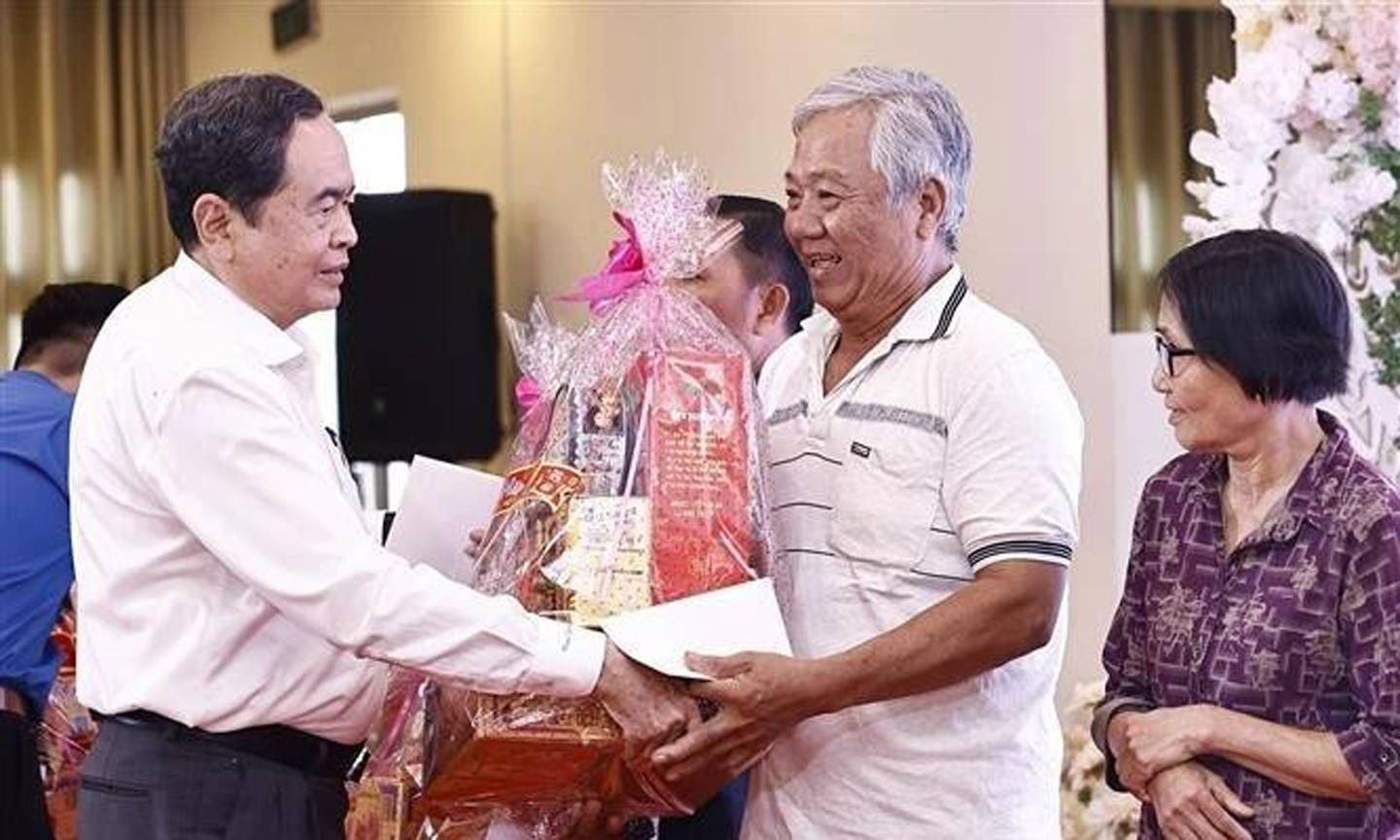 NA Chairman visits, presents Tet gifts to the poor, police in Can Tho