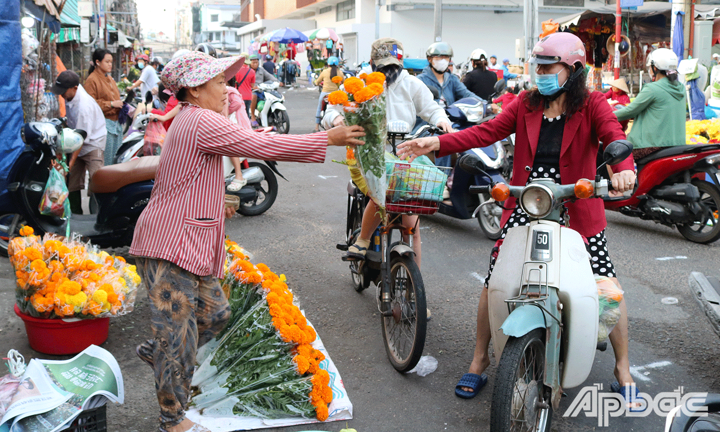 Thị trường ngày cúng ông Táo: Hàng hóa dồi dào, sức mua không cao