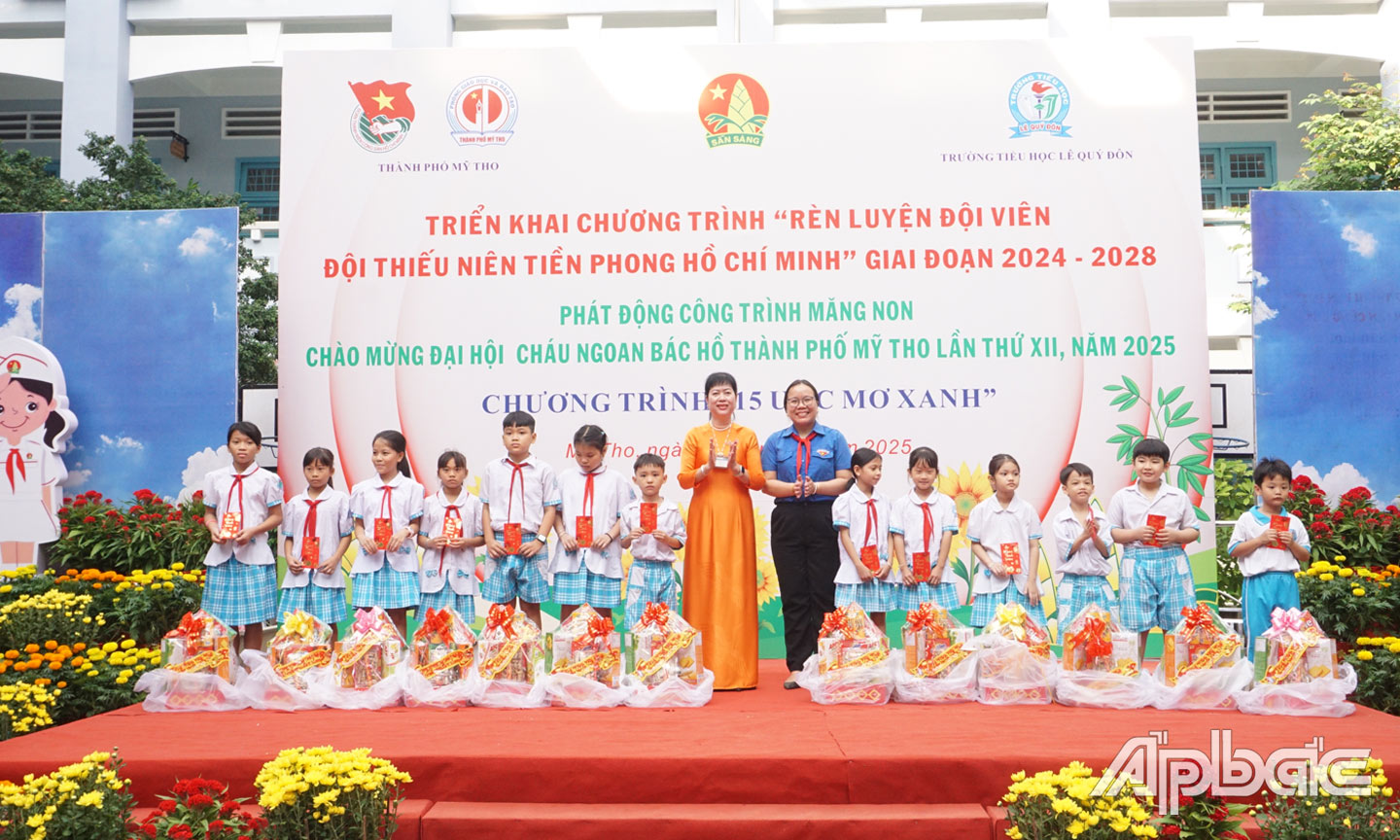 Nuôi heo đất giúp học sinh vui tết