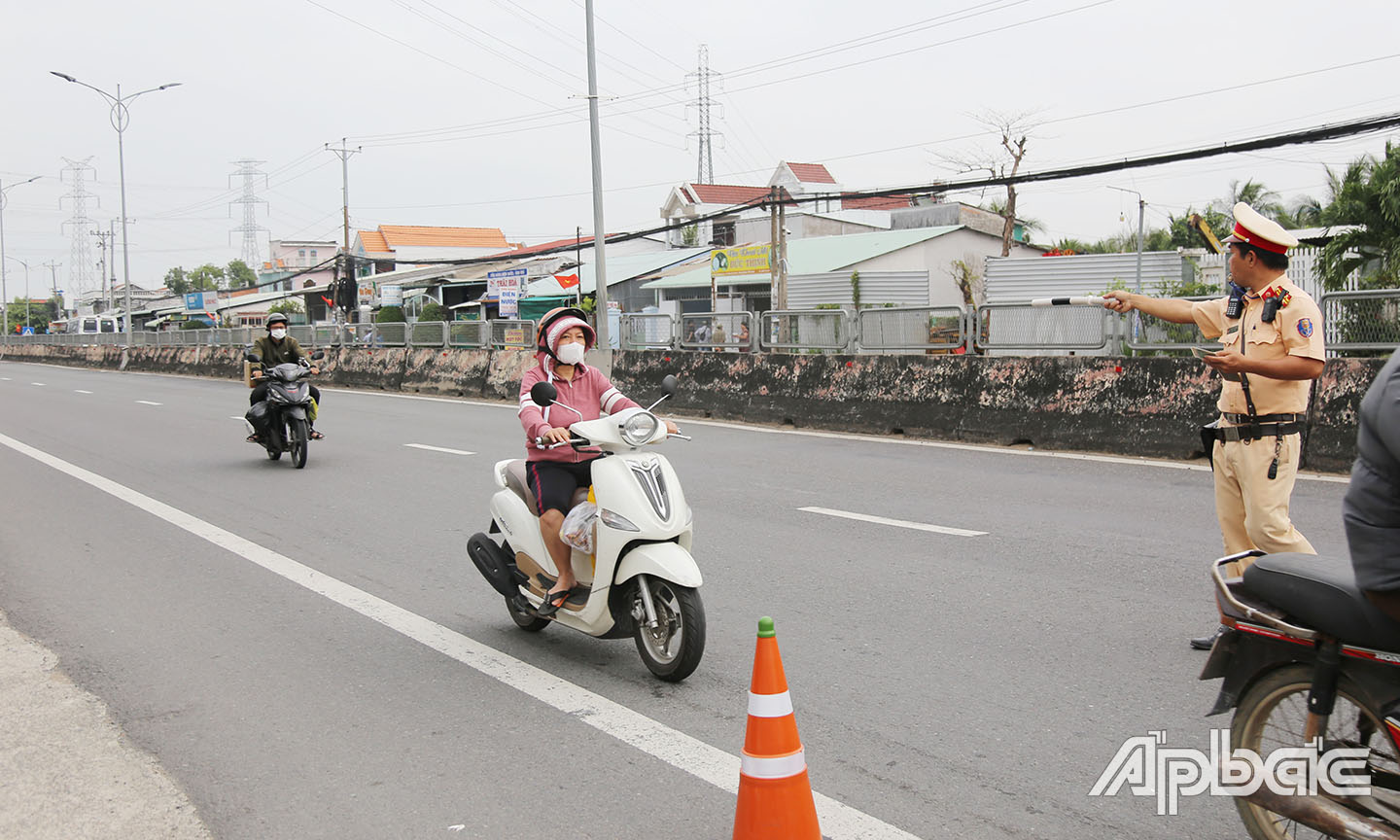 Lực lượng CSGT Công an tỉnh Tiền Giang thực hiện nhiệm vụ tuần tra kiểm soát trên Quốc lộ 1A. 