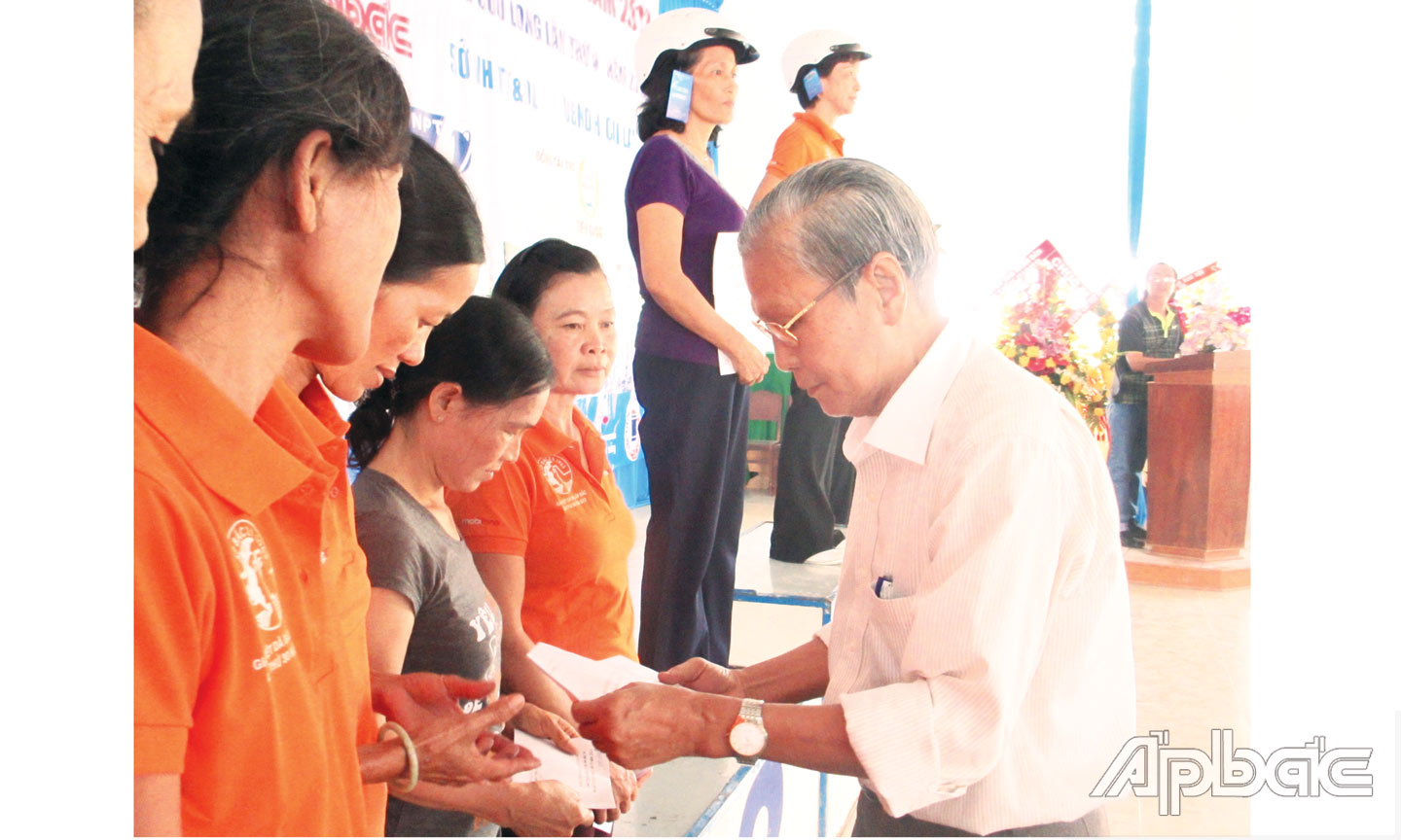 Nhà báo Trần Bửu trao giải cho VĐV tại Giải Việt dã Báo Ấp Bắc lần thứ 30 năm 2013.   Ảnh:  Ngọc Lệ
