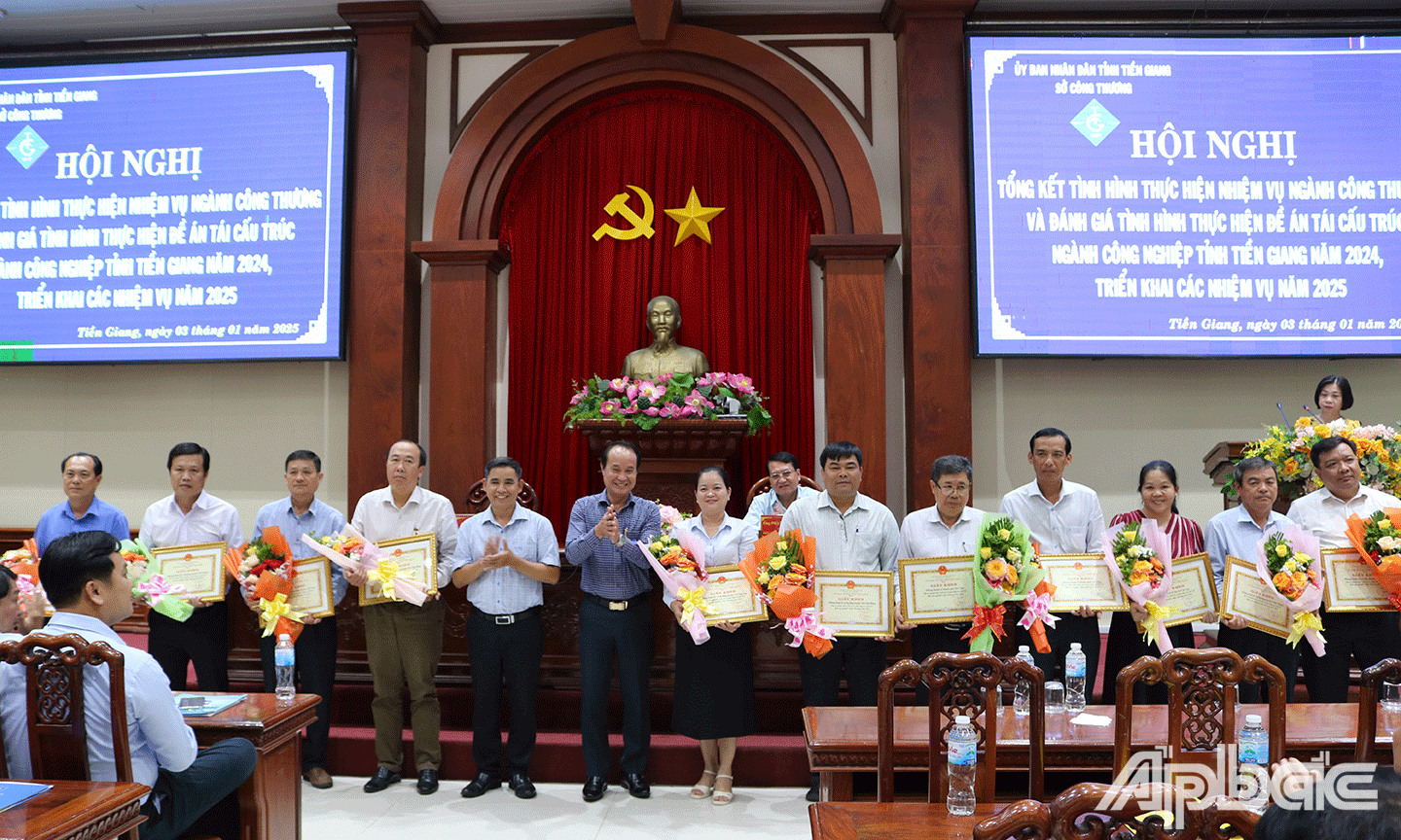 Sở Công thương Tiền Giang tặng Giấy khen cho 11 Phòng kinh tế Hạ tầng các huyện thị thành đã có thành tích xuất sắc trong công tác quản lý nhà nước lĩnh vực Công thương năm 2024