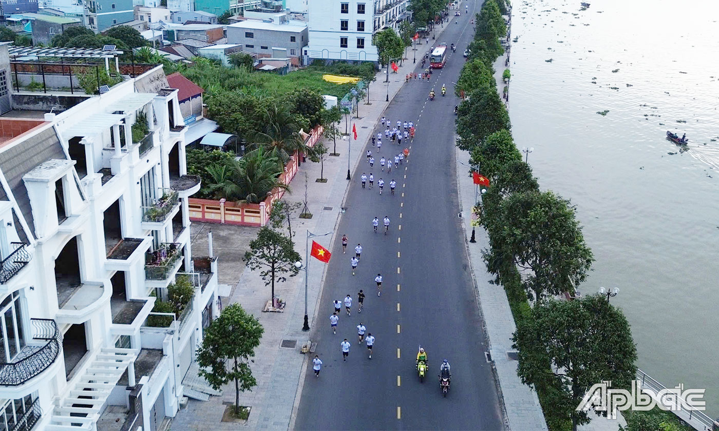 Các VĐV tranh tài trên đường chạy.