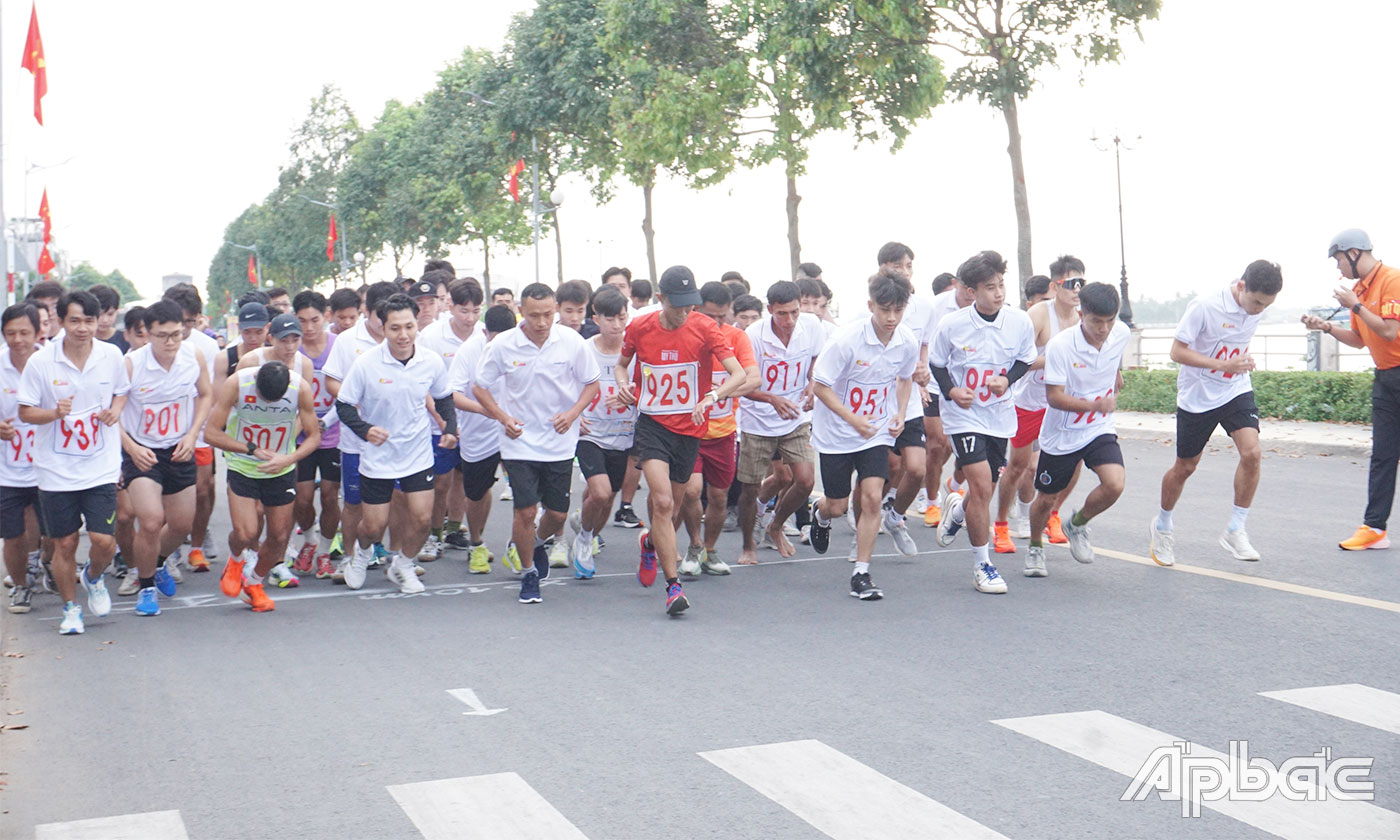 VĐV xuất phát tranh tài ở cự ly 10km nam