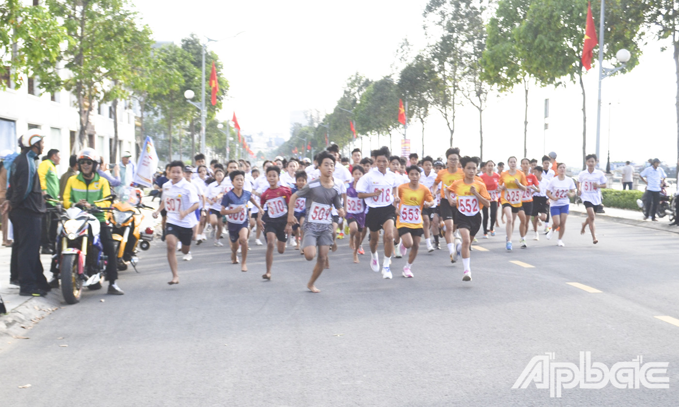 Các VĐV xuất phát chạy.