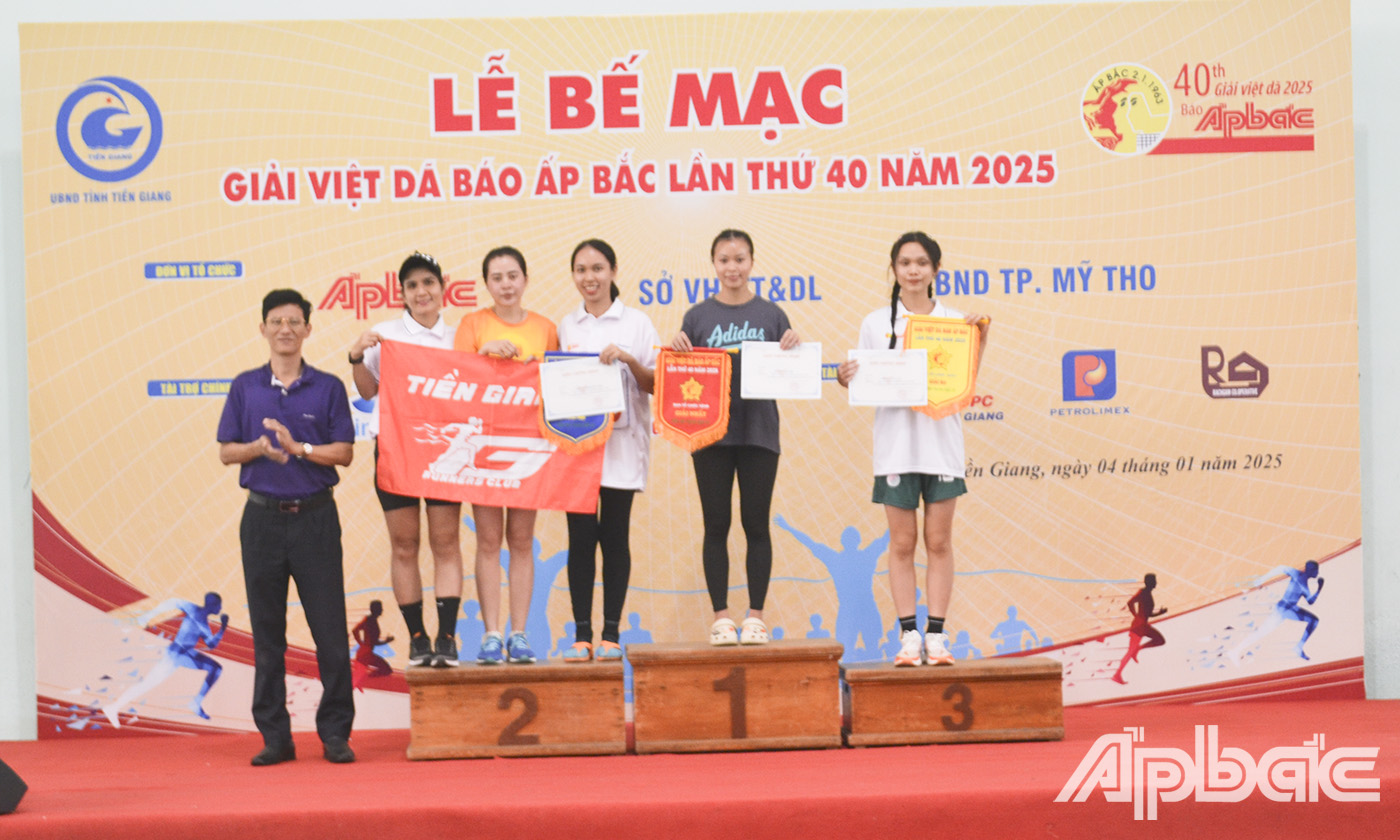 Đại diện các đơn vị lên nhận giải ở cự ly 5 km thanh niên nữ.