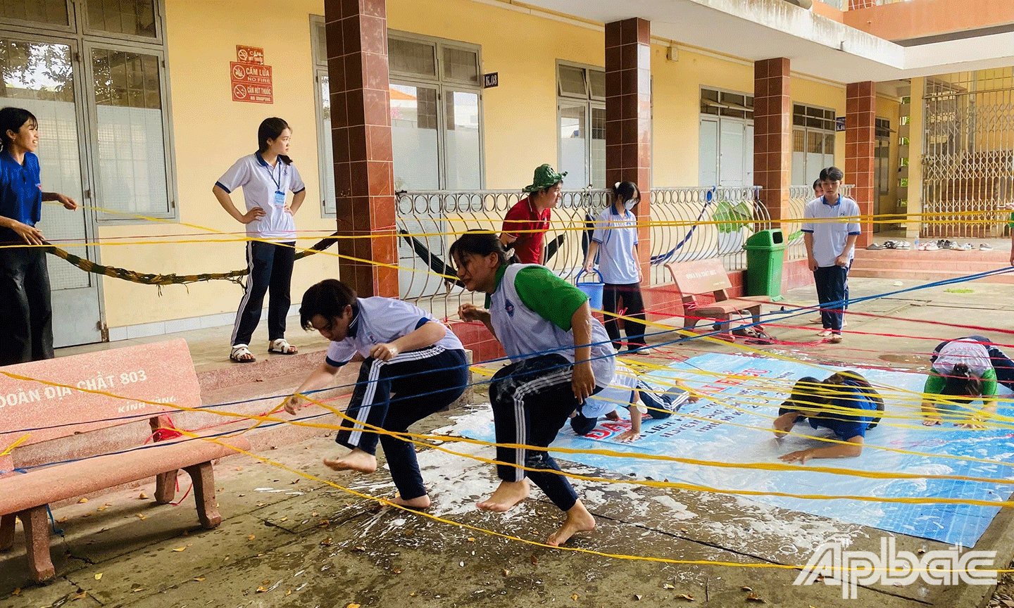 trại sinh tham gia trò chơi liên hoàn tại Hội trại Truyền thống học sinh, sinh viên Việt Nam tỉnh Tiền Giang năm 2025.