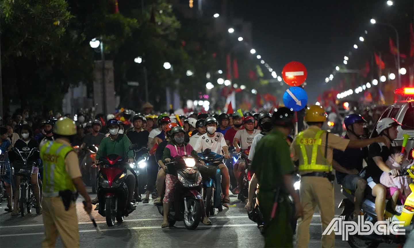 Lực lượng công an điều tiết giao thông và đảm bảo an ninh trật tự khi người dân ăn mừng trên các tuyến đường của TP. Mỹ Tho. Ảnh: TRỌNG THỨC