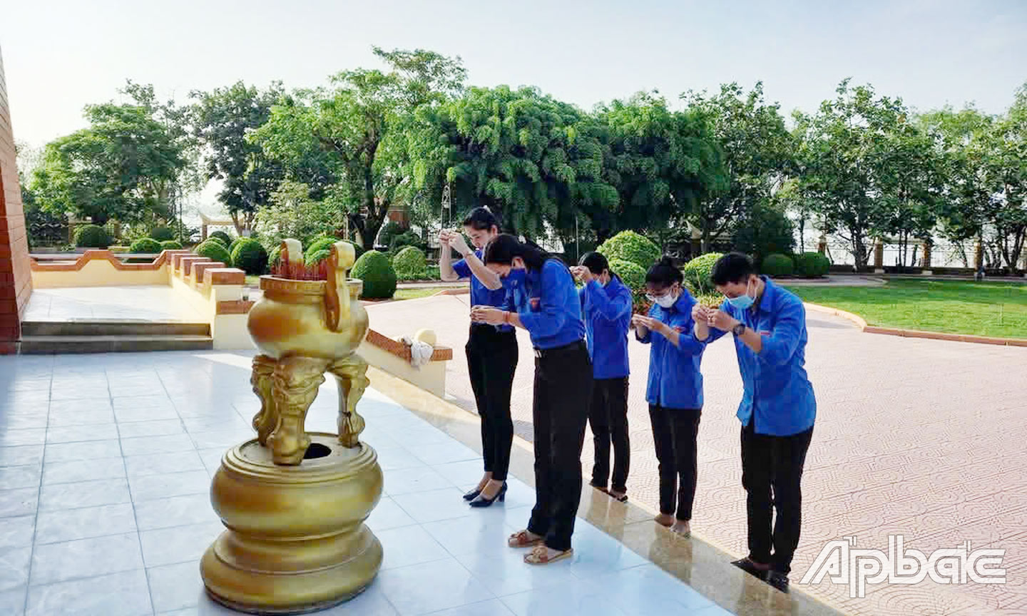 Đoàn viên, thanh niên xã Kim Sơn thắp hương tưởng niệm tại Tượng đài Khu di tích lịch sử cấp quốc gia đặc biệt Chiến thắng Rạch Gầm - Xoài Mút. 