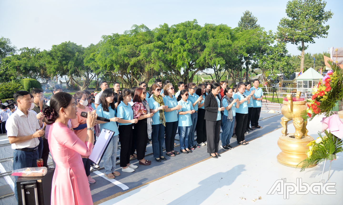 Những ngày này, Khu di tích quốc gia đặc biệt Chiến thắng Rạch Gầm - Xoài Mút đón hàng ngàn lượt khách du lịch từ nhiều đoàn học sinh, sinh viên từ TP. Hồ Chí Minh, các tỉnh bạn, các trường trong tỉnh về đây tổ chức các hoạt động về nguồn.