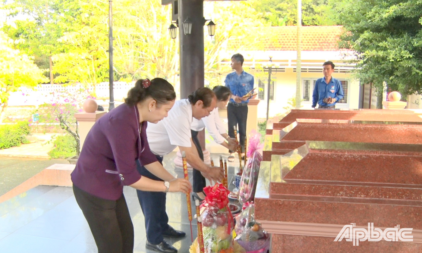 Lãnh đạo thắp hương mộ 3 chiến sĩ thuộc “Tiểu đội Gang thép”.