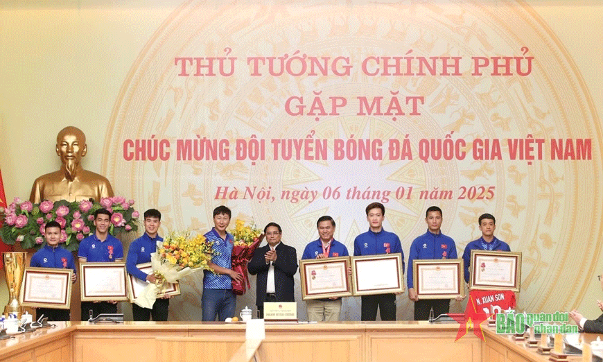 Thủ tướng Phạm Minh Chính trao Huân chương Lao động hạng nhất tặng đội tuyển Việt Nam; Huân chương Lao động hạng ba tặng các cá nhân. Ảnh: VIỆT TRUNG 